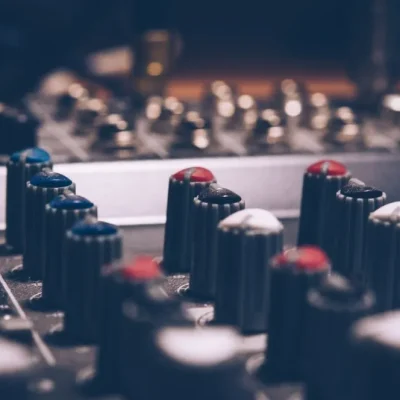 Μίκτης ήχου στο στούντιο του CosmosFM 103.8